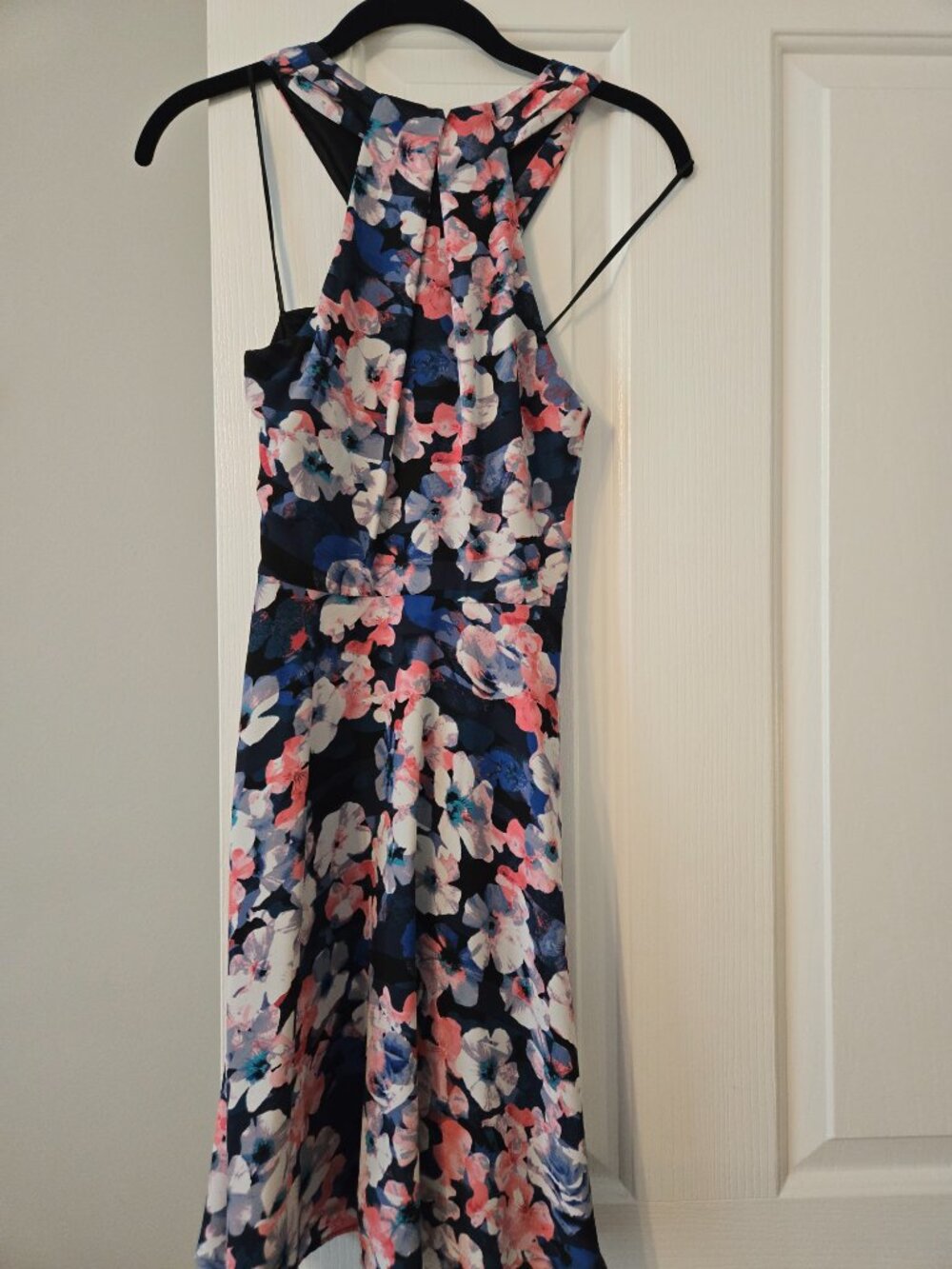 Womens size 4 black floral dress from Express - Picture 6 of 8